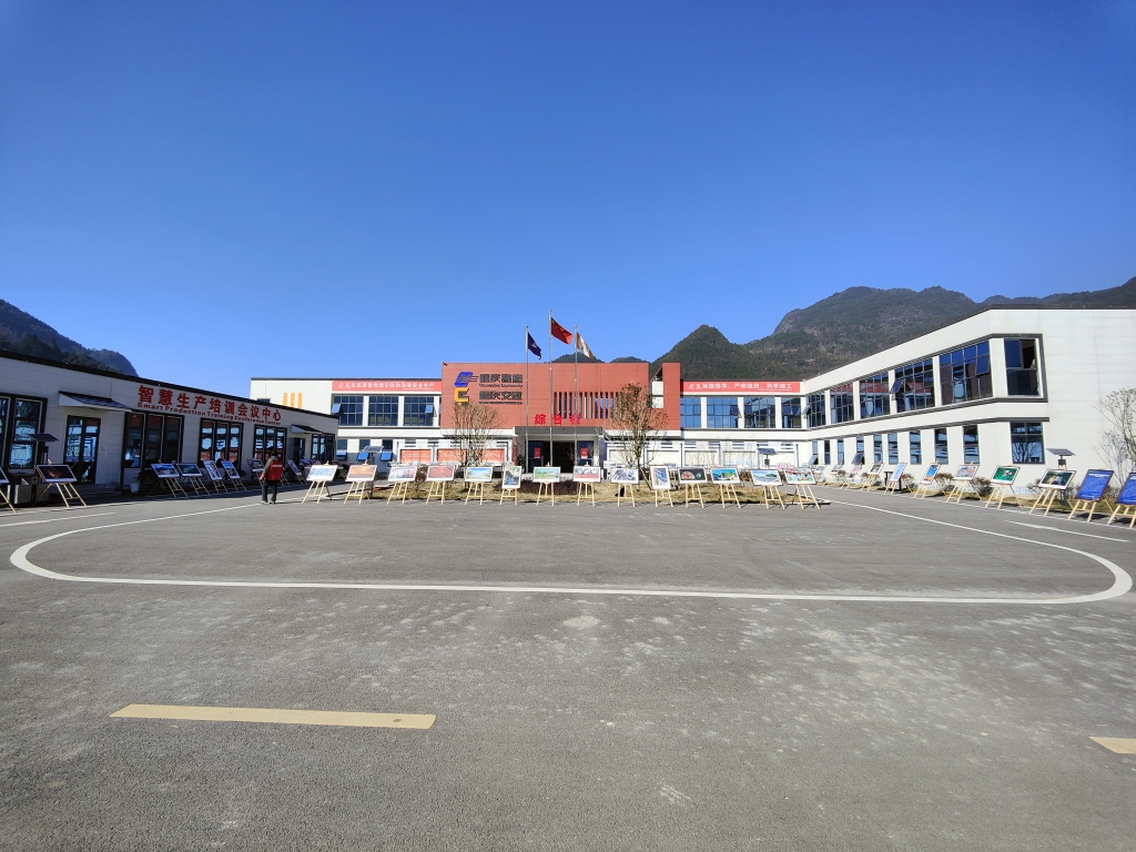2022年11月14日，，，，，，，，重庆xc体育公路建设史上摄影展首次走进建设工地——巫云开公司组织“贯彻落实党的二十大精神 努力开创巫云开建设新局面——巫云开xc体育摄影巡展”。。。。。。 (1)